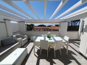patio ze stołem i krzesłami na balkonie w obiekcie Villino Sabbia d'Oro w mieście San Vincenzo