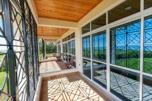 Ein Balkon oder eine Terrasse in der Unterkunft Villa (5) Del Sol: Luxury Villa, Lakefront & boat