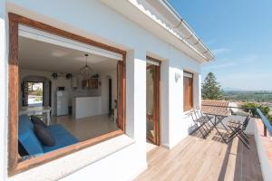 a house with a view of a living room and a balcony at Blu Mare apartment in Peniscola