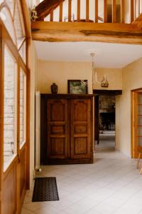 - un couloir avec une porte en bois dans une maison dans l'établissement gîte la vannageoise, aux Riceys
