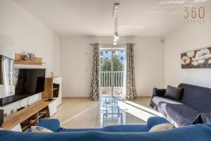 En sittgrupp på Charming 3BR home with large terrace in Marsaxlokk by 360 Estates