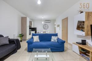 En sittgrupp på Charming 3BR home with large terrace in Marsaxlokk by 360 Estates