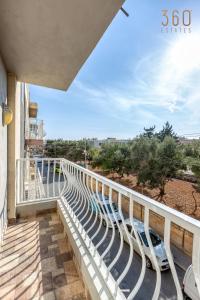 En balkong eller terrass på Charming 3BR home with large terrace in Marsaxlokk by 360 Estates