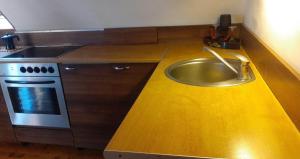 A kitchen or kitchenette at Komfort Apartman