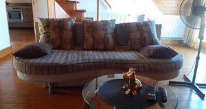 A seating area at Komfort Apartman