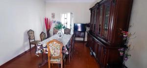 ein Esszimmer mit einem Tisch, Stühlen und einem TV in der Unterkunft La corte di Quiliano in Quiliano