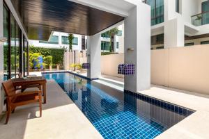 The swimming pool at or close to 【超值】2卧室别墅【宽敞舒适】13米长私家泳池，配套齐全出行方便700米到kamala海滩