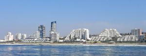 vista sulla città dall'acqua con edifici di Sea Lodge G01 a Durban
