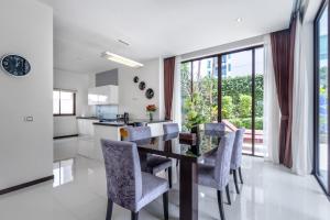 A kitchen or kitchenette at 【超值】2卧室别墅【宽敞舒适】13米长私家泳池，配套齐全出行方便700米到kamala海滩