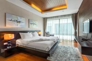 A bed or beds in a room at 【超值】2卧室别墅【宽敞舒适】13米长私家泳池，配套齐全出行方便700米到kamala海滩