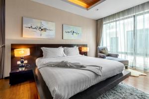 A bed or beds in a room at 【超值】2卧室别墅【宽敞舒适】13米长私家泳池，配套齐全出行方便700米到kamala海滩