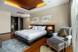 A bed or beds in a room at 【超值】2卧室别墅【宽敞舒适】13米长私家泳池，配套齐全出行方便700米到kamala海滩