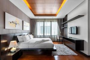 A bed or beds in a room at 【超值】2卧室别墅【宽敞舒适】13米长私家泳池，配套齐全出行方便700米到kamala海滩