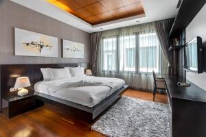 A bed or beds in a room at 【超值】2卧室别墅【宽敞舒适】13米长私家泳池，配套齐全出行方便700米到kamala海滩