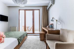 um quarto com uma cama, uma secretária e uma cadeira em Meridian Hotel em Istambul