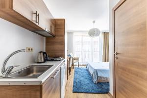 uma pequena cozinha com um lavatório e uma mesa em Meridian Hotel em Istambul