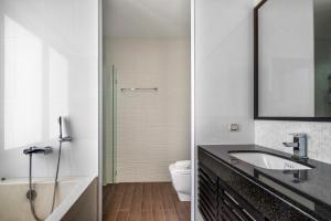 A bathroom at 【超值】2卧室别墅【宽敞舒适】13米长私家泳池，配套齐全出行方便700米到kamala海滩