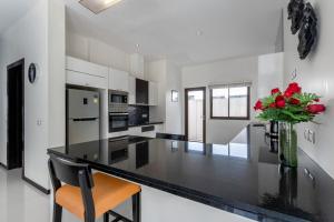 A kitchen or kitchenette at 【超值】2卧室别墅【宽敞舒适】13米长私家泳池，配套齐全出行方便700米到kamala海滩