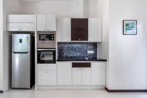 A kitchen or kitchenette at 【超值】2卧室别墅【宽敞舒适】13米长私家泳池，配套齐全出行方便700米到kamala海滩