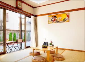 sala de estar con mesa de centro y balcón en TOKYO/Shinjuku & Shibuya 10mins/5mins walk to subway stiaon/Kichijoji 15mins/Shimokitazawa 5mins/Louis House, en Tokio