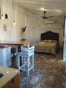 Habitación con cama, mesa y escritorio. en Disfruta como local en Mendoza