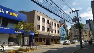 eine Stadtstraße mit auf der Straße geparkt in der Unterkunft Hotel Mattes in Joinville