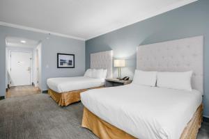 Voodi või voodid majutusasutuse Cherry Tree Inn & Suites toas