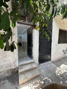 un ingresso a un edificio con cancello nero di EMMA's Studio Room - Nasr City a Il Cairo