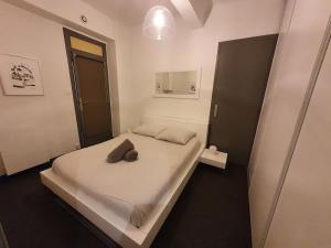 1 dormitorio con 1 cama grande con sábanas blancas en LAC HOSSEGOR JARDIN T3, en Soorts-Hossegor