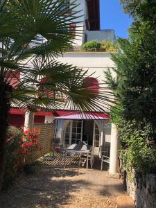 Casa con patio con mesa y sillas en LAC HOSSEGOR JARDIN T3, en Soorts-Hossegor