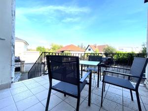 un patio con due sedie e un tavolo su un balcone di STRASBOURG CENTRE HISTORIQUE Accès direct en Tram et Aéroport a Lingolsheim