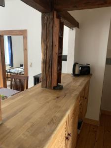 een keuken met een houten aanrecht in een kamer bij Wohnen in Schlossnähe in Schwerin