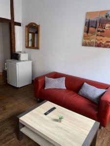 een woonkamer met een rode bank en een salontafel bij Wohnen in Schlossnähe in Schwerin +9 foto's