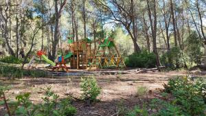 un parque infantil en medio de un bosque en AldeaMia, Forest, mountain view, beach at 8 min, en Vilanova d'Escornalbou