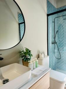 W łazience znajduje się umywalka i lustro. w obiekcie La Casita de Bosco w mieście El Escorial