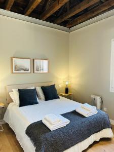 sypialnia z łóżkiem z dwoma ręcznikami w obiekcie La Casita de Bosco w mieście El Escorial