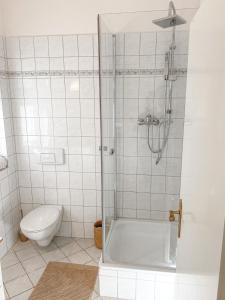 a bathroom with a shower and a toilet at Rooftop Feeling erleben Sie Leipzig von oben in Leipzig