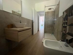 y baño con lavabo, aseo y ducha. en La Girandola, en Villamassargia