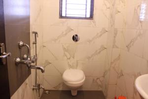 Bilik mandi di Hotel Sai Ramanand