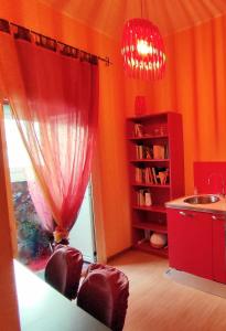 ナポリにあるPanoramico con terrazzoの赤いカーテンと窓が備わるお部屋
