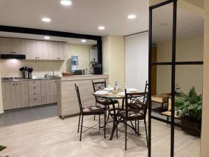 eine Küche und ein Esszimmer mit einem Tisch und Stühlen in der Unterkunft Magnifico apartamento in Bogotá