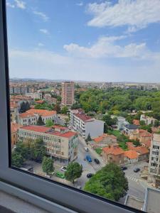 Луксозен апартамент с гледка към парк и център في Yambol: اطلالة على المدينة من النافذة