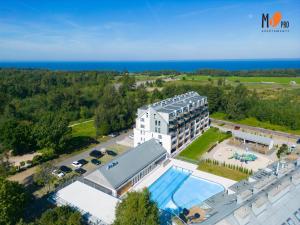 uma vista aérea de um hotel com uma piscina em MS Pro Apartamenty De Lux Class em Kolobrzeg