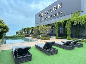 GeorgetownBeacon Executive Suite with SkyPool 3BR 9pax Georgetown Penang的一组躺椅,位于大楼前