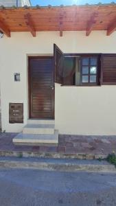 dom z drewnianymi drzwiami i schodami w obiekcie Rincón con Encanto w mieście Salta