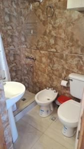uma casa de banho com um WC e um lavatório em Rincón con Encanto em Salta