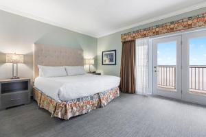 Voodi või voodid majutusasutuse Cherry Tree Inn & Suites toas