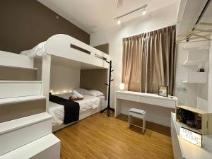 Beacon Executive Suite with SkyPool 3BR 9pax Georgetown Penang客房内的一张或多张床位