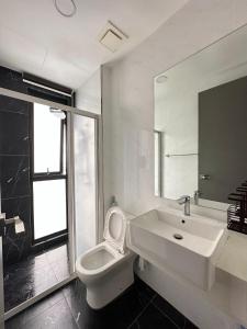 Beacon Executive Suite with SkyPool 3BR 9pax Georgetown Penang的一间浴室