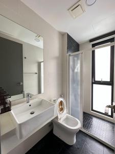 Beacon Executive Suite with SkyPool 3BR 9pax Georgetown Penang的一间浴室